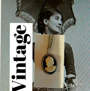 VTG Lucite.Cameo necklace‎